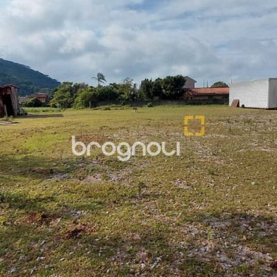 Terreno com 3506m², no bairro Enseada de Brito em Palhoça