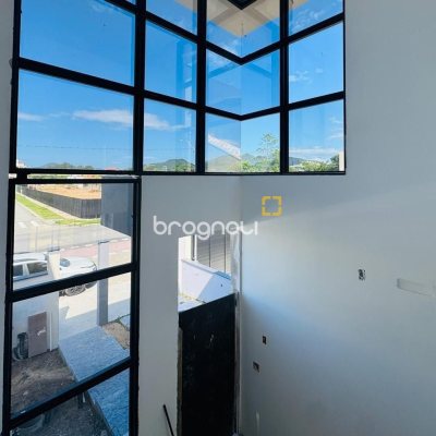 Casa com 157m², 3 quartos (sendo 3 suítes), 2 garagens, no bairro Campeche em Florianópolis