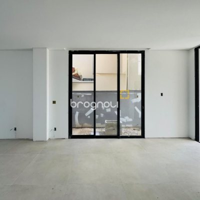 Casa com 157m², 3 quartos (sendo 3 suítes), 2 garagens, no bairro Campeche em Florianópolis