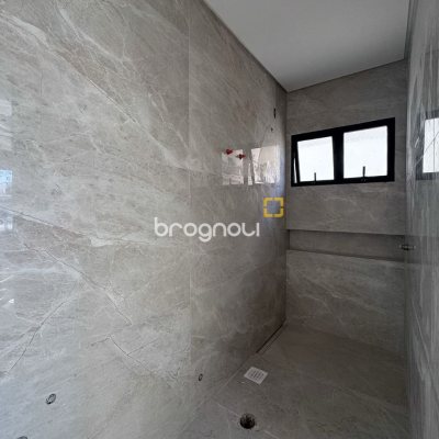 Casa com 157m², 3 quartos (sendo 3 suítes), 2 garagens, no bairro Campeche em Florianópolis