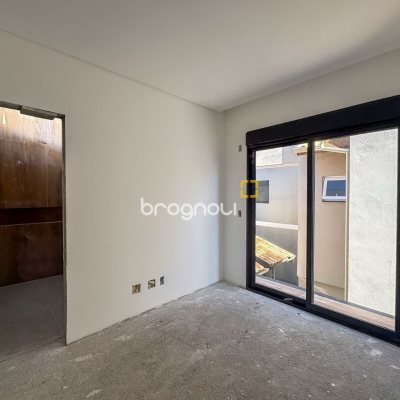 Casa com 157m², 3 quartos (sendo 3 suítes), 2 garagens, no bairro Campeche em Florianópolis