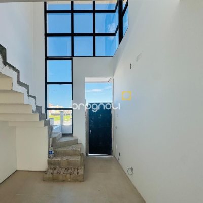 Casa com 157m², 3 quartos (sendo 3 suítes), 2 garagens, no bairro Campeche em Florianópolis