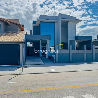 Casa com 157m², 3 quartos (sendo 3 suítes), 2 garagens, no bairro Campeche em Florianópolis