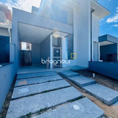 Casa com 157m², 3 quartos (sendo 3 suítes), 2 garagens, no bairro Campeche em Florianópolis