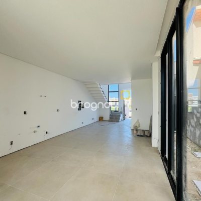 Casa com 157m², 3 quartos (sendo 3 suítes), 2 garagens, no bairro Campeche em Florianópolis