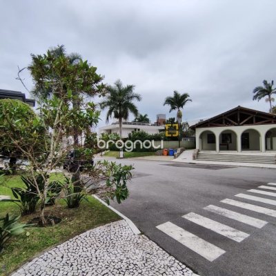 Terreno com 450m², no bairro Jurerê em Florianópolis