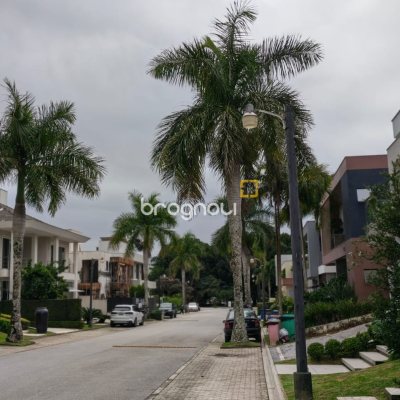 Terreno com 450m², no bairro Jurerê em Florianópolis