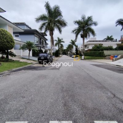 Terreno com 450m², no bairro Jurerê em Florianópolis