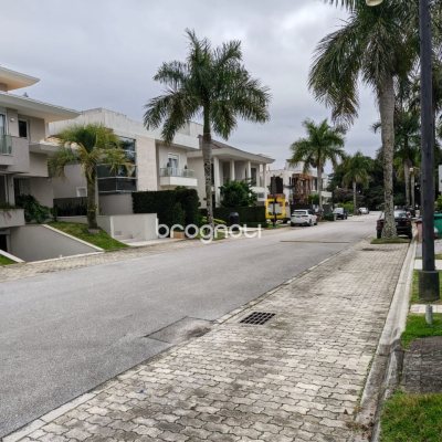 Terreno com 450m², no bairro Jurerê em Florianópolis