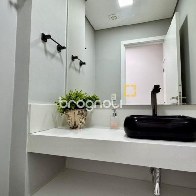 Apartamento com 90m², 2 quartos (sendo 2 suítes), 2 garagens, no bairro Jurerê Internacional em Florianópolis