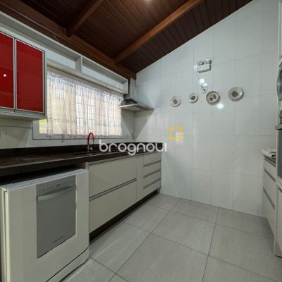 Casa com 305m², 3 quartos (sendo 3 suítes), 3 garagens, no bairro Pântano do Sul em Florianópolis