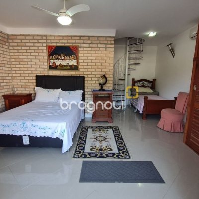Casa com 305m², 3 quartos (sendo 3 suítes), 3 garagens, no bairro Pântano do Sul em Florianópolis