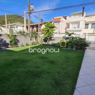 Casa com 305m², 3 quartos (sendo 3 suítes), 3 garagens, no bairro Pântano do Sul em Florianópolis
