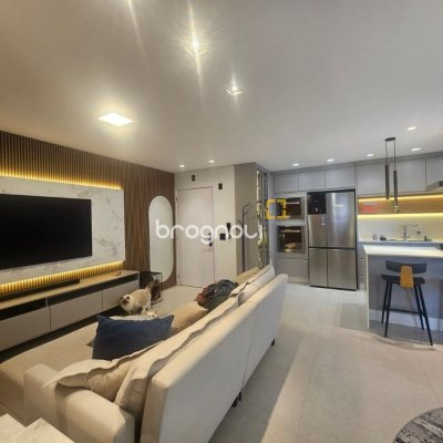 Apartamento com 94m², 3 quartos (sendo 1 suíte), 2 garagens, no bairro Estreito em Florianópolis