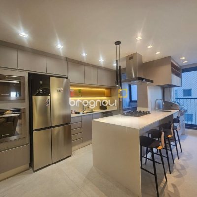 Apartamento com 94m², 3 quartos (sendo 1 suíte), 2 garagens, no bairro Estreito em Florianópolis