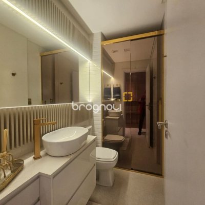 Apartamento com 94m², 3 quartos (sendo 1 suíte), 2 garagens, no bairro Estreito em Florianópolis