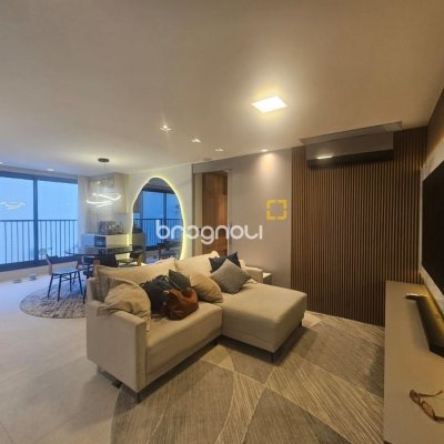 Apartamento com 94m², 3 quartos (sendo 1 suíte), 2 garagens, no bairro Estreito em Florianópolis