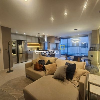 Apartamento com 94m², 3 quartos (sendo 1 suíte), 2 garagens, no bairro Estreito em Florianópolis