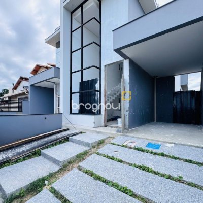 Casa com 174m², 3 quartos (sendo 3 suítes), 2 garagens, no bairro Campeche em Florianópolis