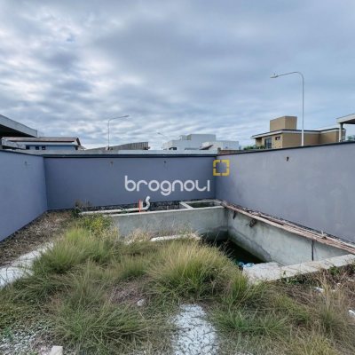 Casa com 174m², 3 quartos (sendo 3 suítes), 2 garagens, no bairro Campeche em Florianópolis