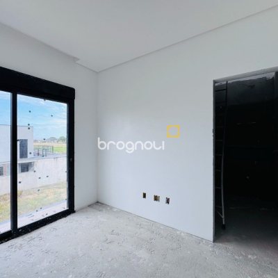 Casa com 174m², 3 quartos (sendo 3 suítes), 2 garagens, no bairro Campeche em Florianópolis