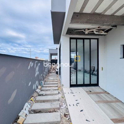 Casa com 174m², 3 quartos (sendo 3 suítes), 2 garagens, no bairro Campeche em Florianópolis