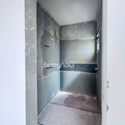 Casa com 174m², 3 quartos (sendo 3 suítes), 2 garagens, no bairro Campeche em Florianópolis