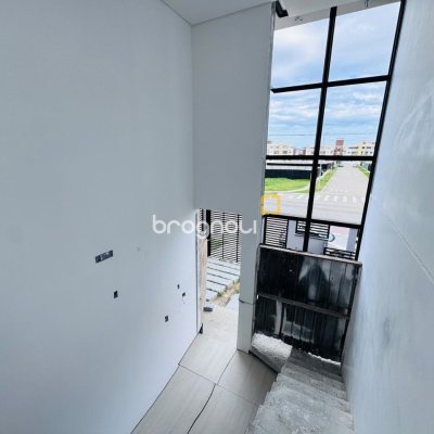 Casa com 174m², 3 quartos (sendo 3 suítes), 2 garagens, no bairro Campeche em Florianópolis