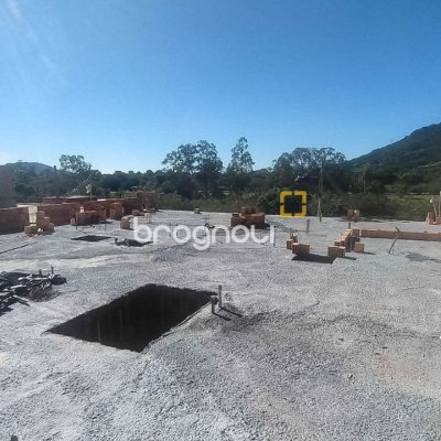 Casa com 117m², 3 quartos (sendo 1 suíte), 2 garagens, no bairro Ribeirão da Ilha em Florianópolis