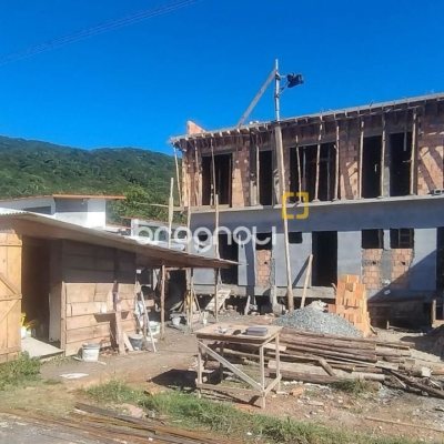 Casa com 117m², 3 quartos (sendo 1 suíte), 2 garagens, no bairro Ribeirão da Ilha em Florianópolis
