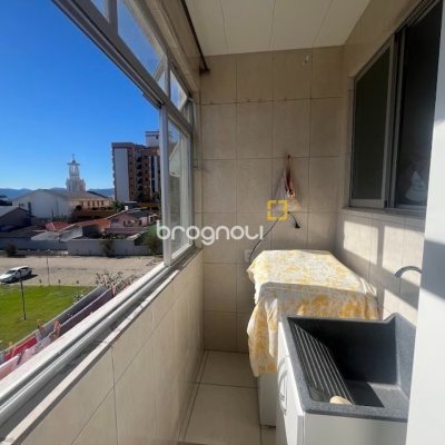 Apartamento com 81m², 3 quartos (sendo 2 suítes), 1 garagem, no bairro Balneário em Florianópolis