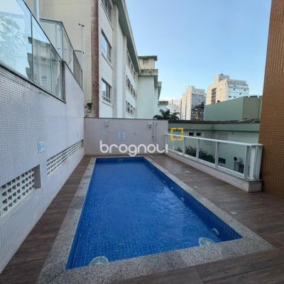 Apartamento com 68m², 2 quartos (sendo 1 suíte), 2 garagens, no bairro Centro em Florianópolis