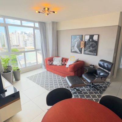 Apartamento com 68m², 2 quartos (sendo 1 suíte), 2 garagens, no bairro Centro em Florianópolis