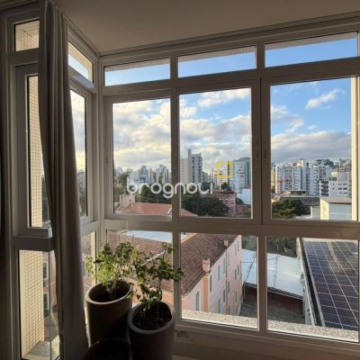 Apartamento com 68m², 2 quartos (sendo 1 suíte), 2 garagens, no bairro Centro em Florianópolis