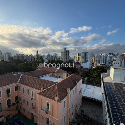 Apartamento com 68m², 2 quartos (sendo 1 suíte), 2 garagens, no bairro Centro em Florianópolis