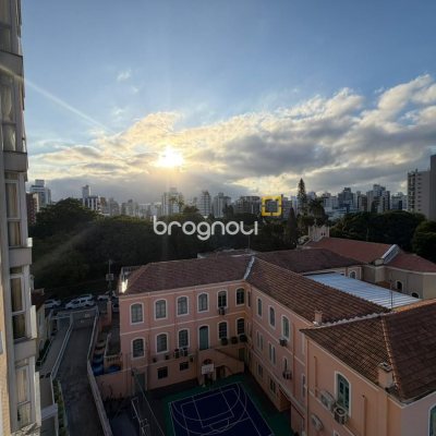 Apartamento com 68m², 2 quartos (sendo 1 suíte), 2 garagens, no bairro Centro em Florianópolis