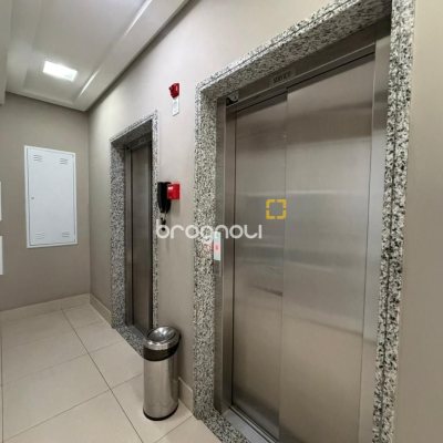 Apartamento com 68m², 2 quartos (sendo 1 suíte), 2 garagens, no bairro Centro em Florianópolis