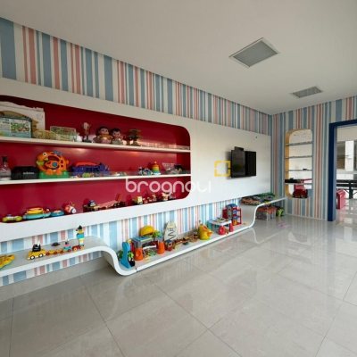Apartamento com 68m², 2 quartos (sendo 1 suíte), 2 garagens, no bairro Centro em Florianópolis