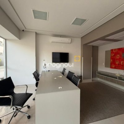 Apartamento com 68m², 2 quartos (sendo 1 suíte), 2 garagens, no bairro Centro em Florianópolis