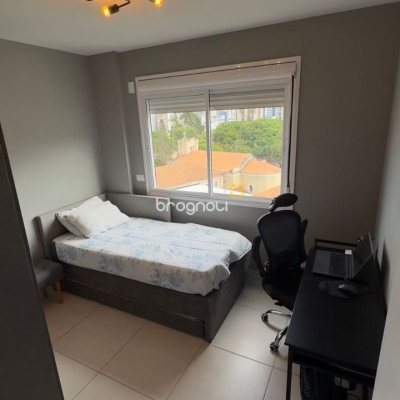 Apartamento com 68m², 2 quartos (sendo 1 suíte), 2 garagens, no bairro Centro em Florianópolis