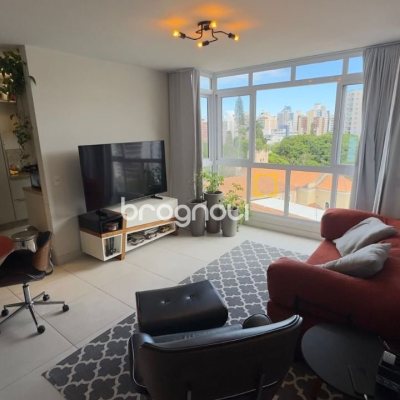 Apartamento com 68m², 2 quartos (sendo 1 suíte), 2 garagens, no bairro Centro em Florianópolis