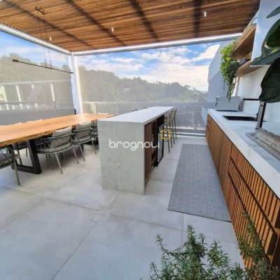 Cobertura com 297m², 3 quartos (sendo 3 suítes), 2 garagens, no bairro Jurerê Internacional em Florianópolis