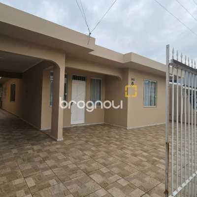 Casa com 262m², 4 quartos (sendo 1 suíte), 2 garagens, no bairro Ipiranga em São José