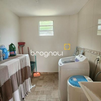 Casa com 262m², 4 quartos (sendo 1 suíte), 2 garagens, no bairro Ipiranga em São José