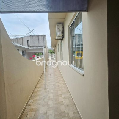 Casa com 262m², 4 quartos (sendo 1 suíte), 2 garagens, no bairro Ipiranga em São José