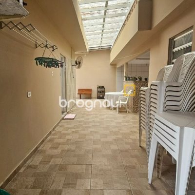 Casa com 262m², 4 quartos (sendo 1 suíte), 2 garagens, no bairro Ipiranga em São José