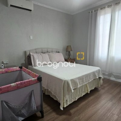 Casa com 262m², 4 quartos (sendo 1 suíte), 2 garagens, no bairro Ipiranga em São José