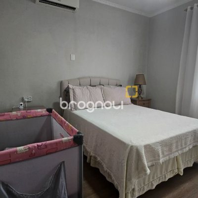 Casa com 262m², 4 quartos (sendo 1 suíte), 2 garagens, no bairro Ipiranga em São José