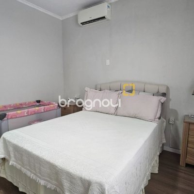 Casa com 262m², 4 quartos (sendo 1 suíte), 2 garagens, no bairro Ipiranga em São José
