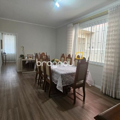 Casa com 262m², 4 quartos (sendo 1 suíte), 2 garagens, no bairro Ipiranga em São José